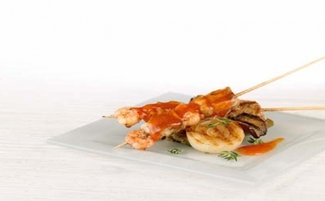 Brochetas marinas en salsa de tamarindo